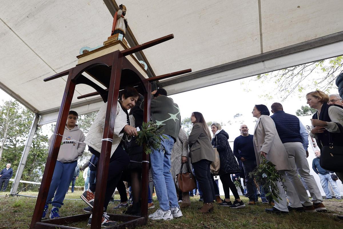 Gente pasando por debajo del estandarte de San Cibrán, en Tomeza, el año pasado.