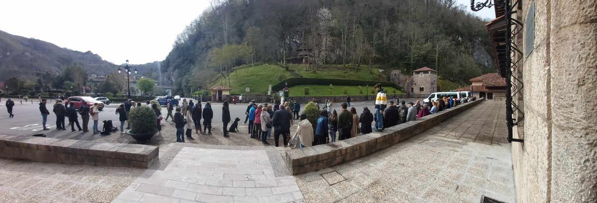 Visitantes aguardando su turno en la paradsa de taxis de Covadonga.