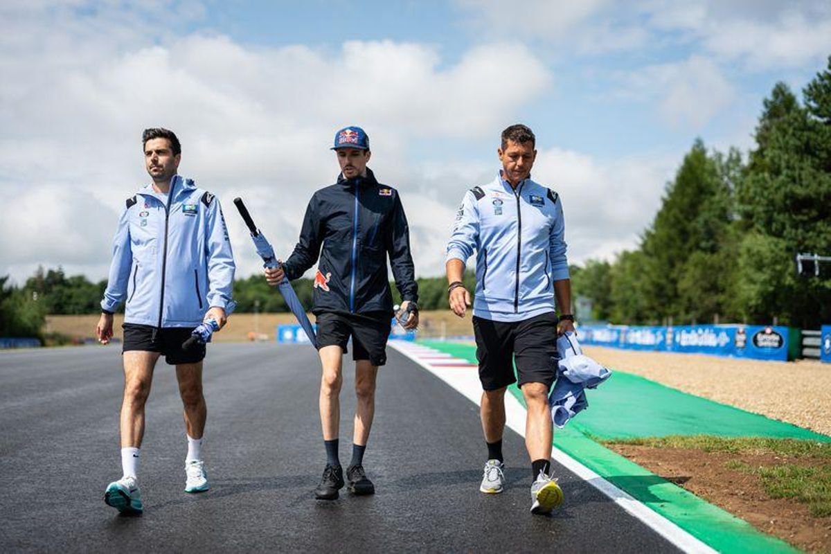 Àlex Márquez inspecciona, el jueves, el nuevo asfalto de Brno, junto a dos miembros del equipo Gresini.ado d