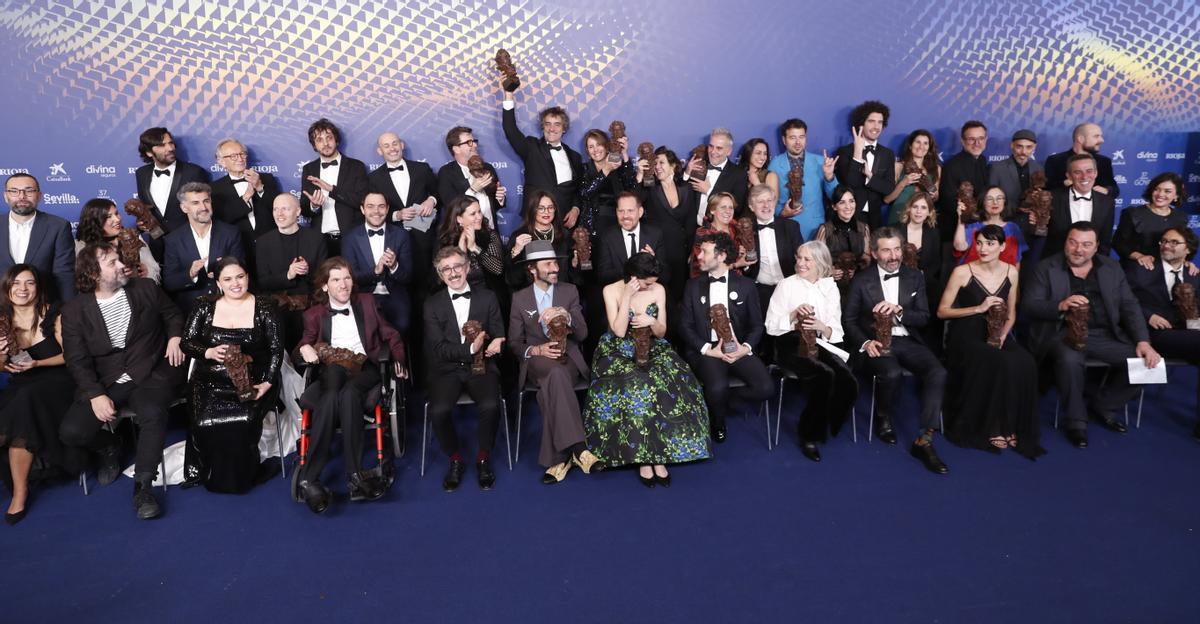 SEVILLA 11/02/2023.- Foto de los premiados a la finalización de la gala de la XXXVII edición de los Premios Goya que se ha celebrado este sábado en el Palacio de Congresos y Exposiciones FIBES, en Sevilla. EFE/Jorge Zapata.