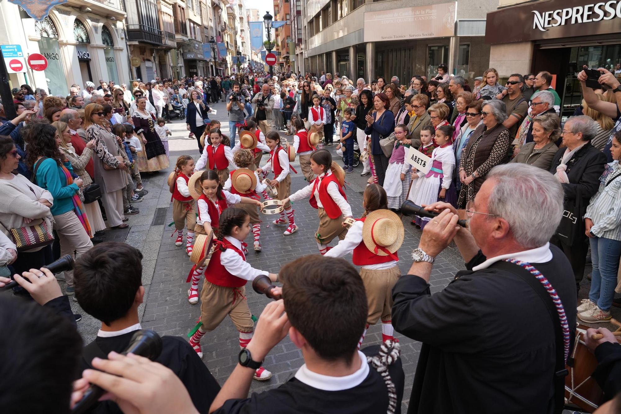 Las mejores imágenes del homenaje de los niños de Castelló a la Lledonera con el Pregonet