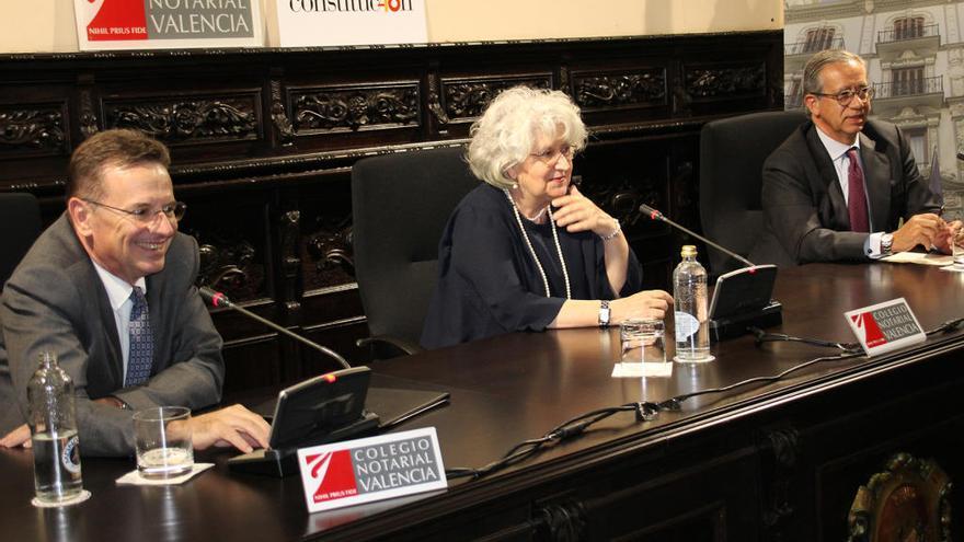 Teresa Freixes, con el decano y Vicente Garrido.