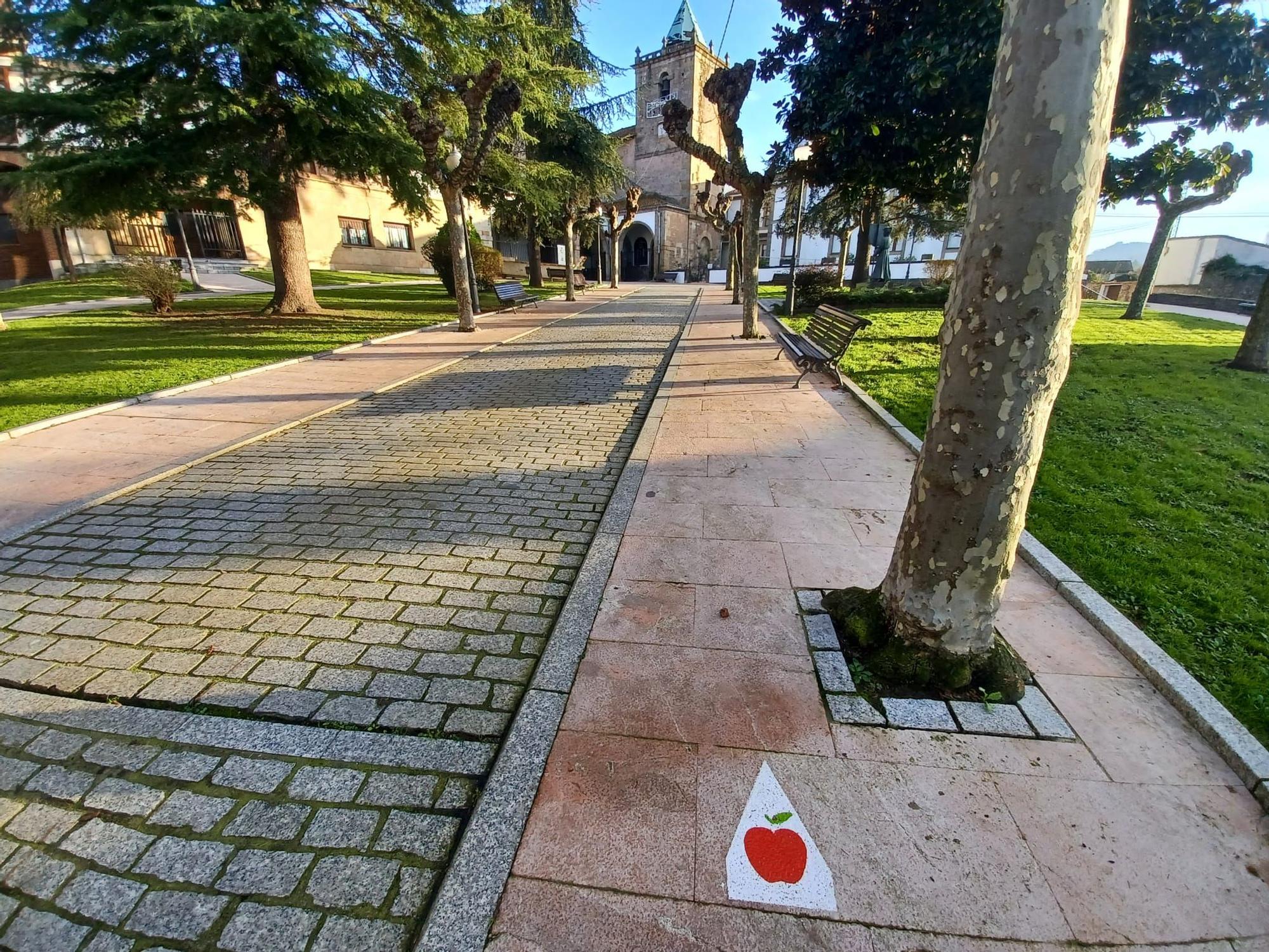 Una de las manzanas sobre el suelo que indica camino y dirección en un punto de la ruta, en concreto hacia la iglesia de Santa María.