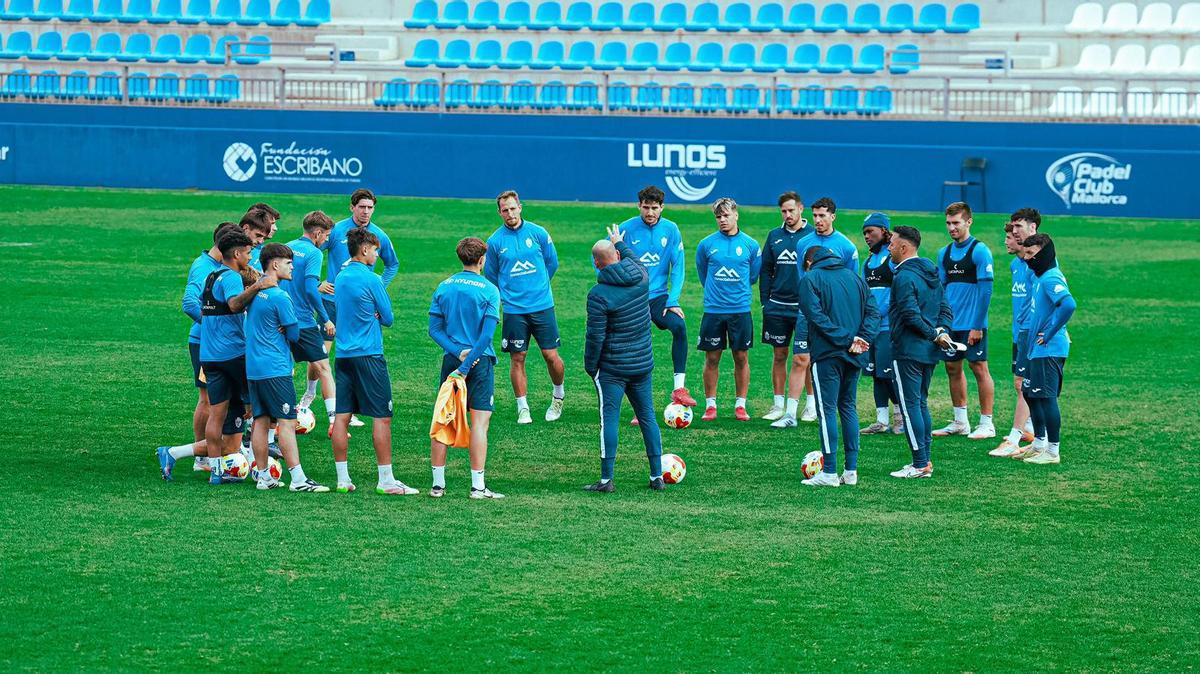 Luis Blanco da instrucciones a sus jugadores sobre el césped del Estadi Balear.