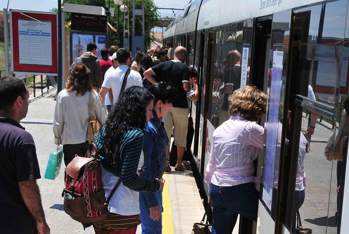 La reducción del 50% se apoya en el sistema de ayudas directas para proporcionar apoyo financiero a las comunidades autónomas y entidades locales que presten servicio de transporte colectivo urbano o interurbano