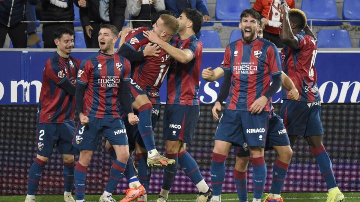 El Huesca celebra su segundo gol frente al Almería.