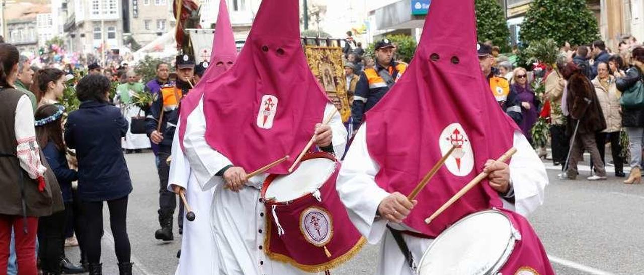 Miembros de la cofradía del Silencio, en la procesión de la Borriquita, en 2015. // R.G