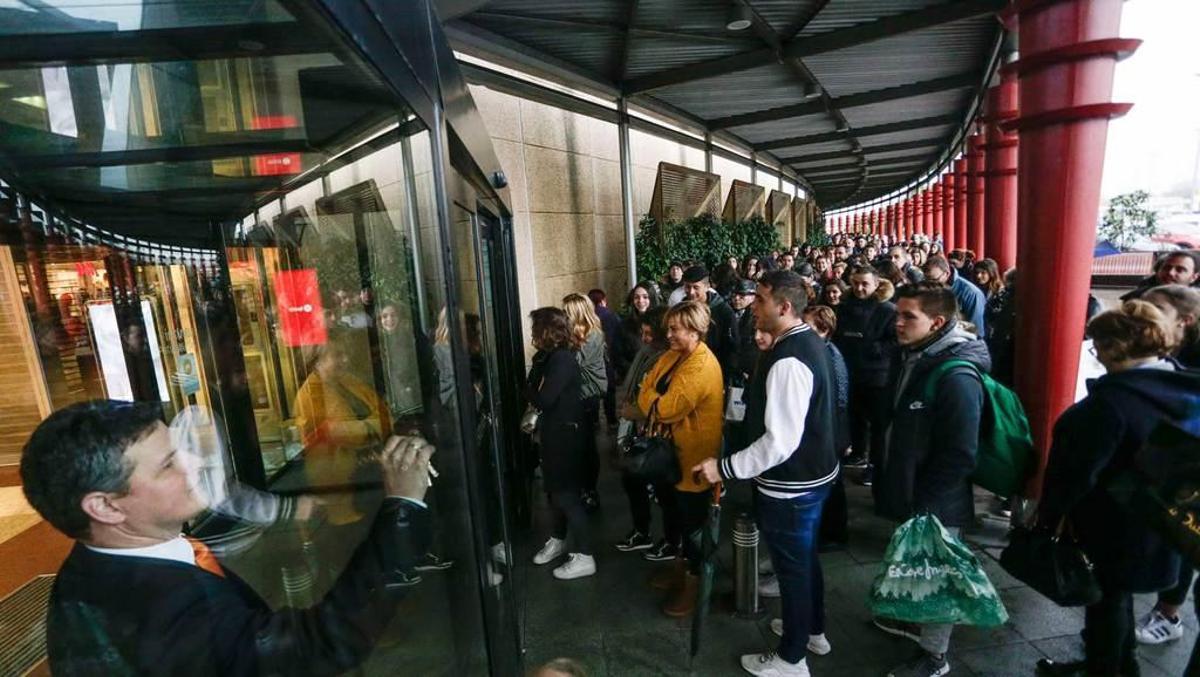 El inicio de las rebajas y los cambios de regalos de Reyes llenan los grandes centros comerciales