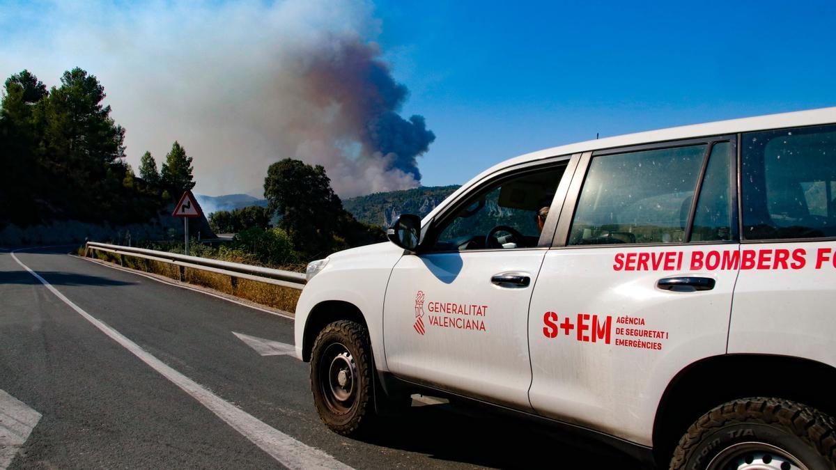 Continúan las labores de extinción del incendio en la Vall d'Ebo
