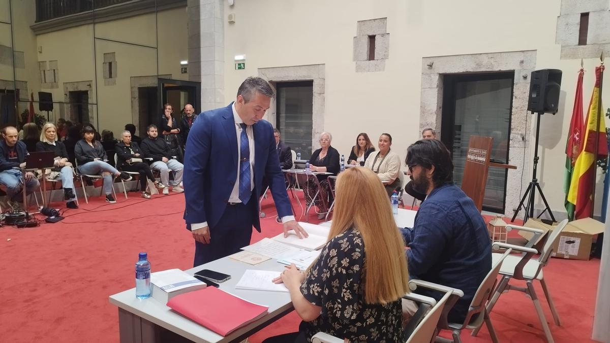 El nuevo concejal de Llanes, José Ramón Amor Sordo, jura su cargo