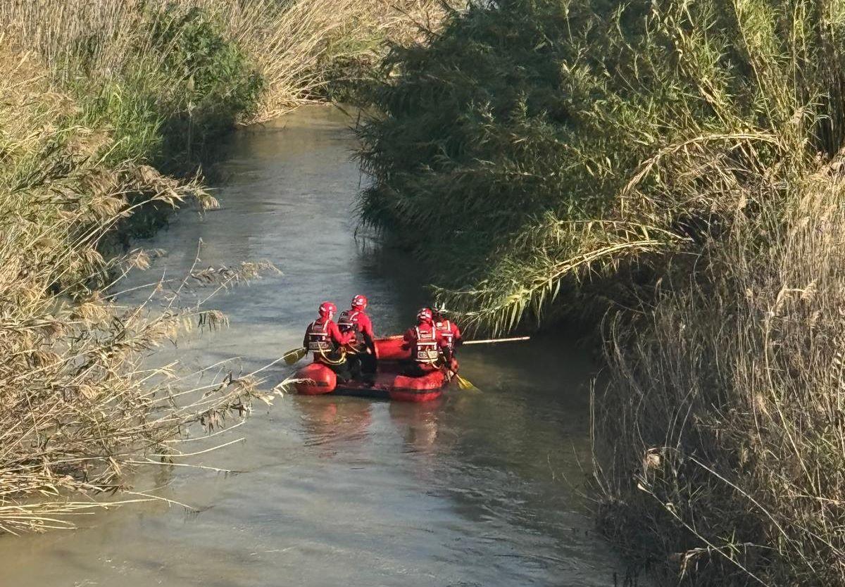 Bomberos, en una embarcación, hace unos días, cuando aún se buscaba en el río.