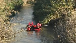 Bomberos, en una embarcación, hace unos días, cuando aún se buscaba en el río.