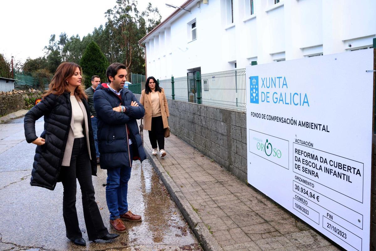 Natalia Prieto, por la izquierda, con el regidor Álex Doval en la escuela