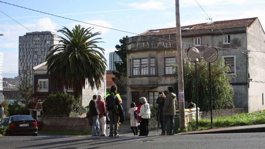 Miembros de Ergosfera en Cadaveira, junto a Someso, en uno de los recorridos que organizaron.