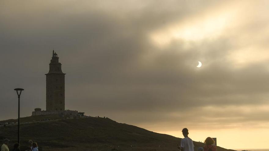 Se cumplen 24 horas de un día para la historia en A Coruña: recordamos el eclipse total de sol desde la Torre de Hércules