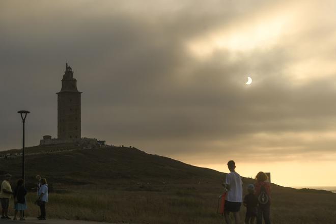 Se cumplen 24 horas de un día para la historia en A Coruña: recordamos el eclipse solar total desde la Torre de Hércules