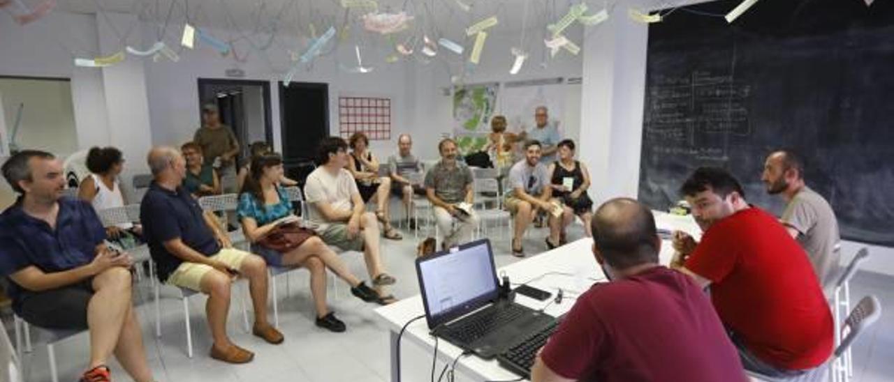 Imagen de una de las asambleas de Castelló en Moviment.