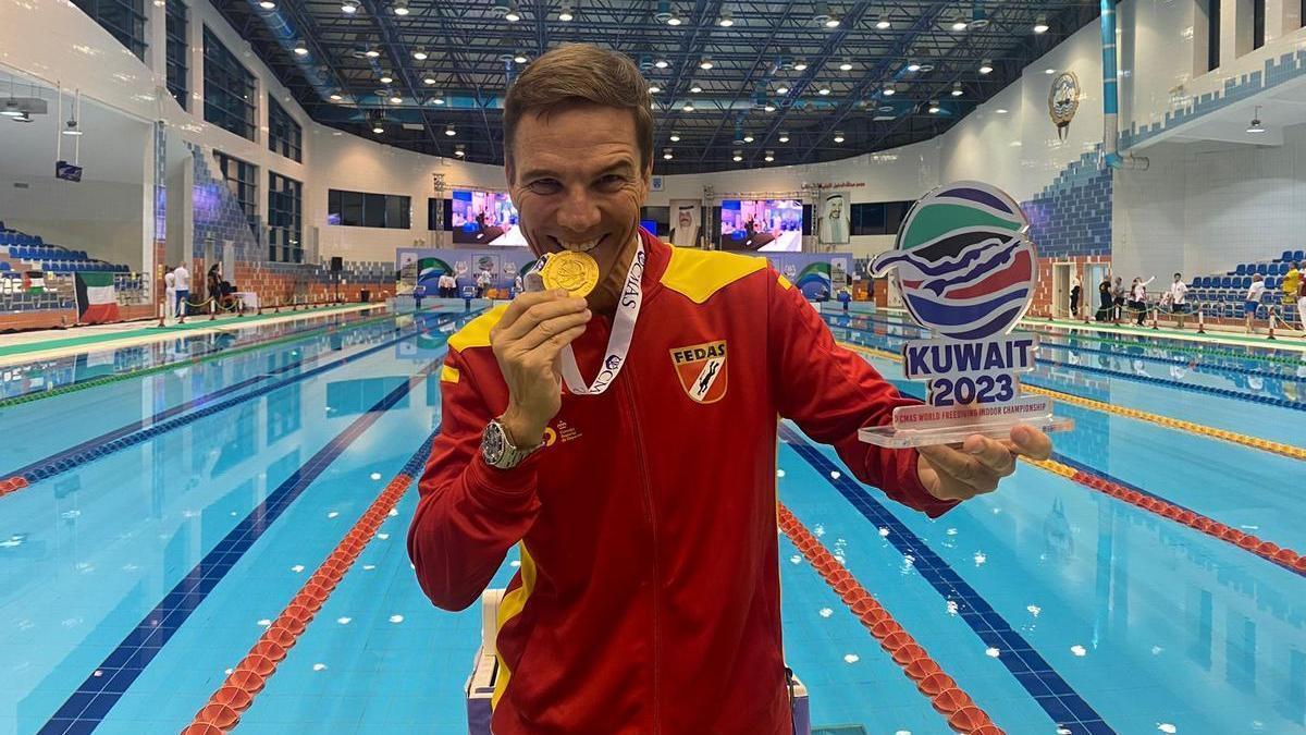 Nacho Peral luce su medalla de oro en la piscina de la competición en Kuwait.