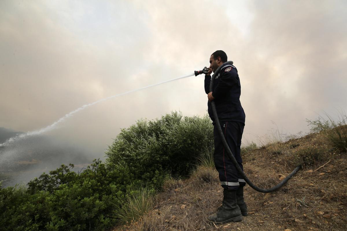Zberber (Algeria), 24/07/2023.- A firefighter tries to extinguish a fire near the village of Zberber, Bouira province in the mountainous Kabyle region, Algeria, 24 July 2023. The Algerian Ministry of the Interior announced the death of 24 civilians, 10 victims of the National Army and 26 injured. EFE/EPA/STR