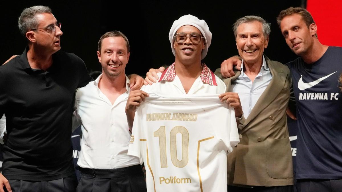 Ronaldinho con la camiseta del Ravenna