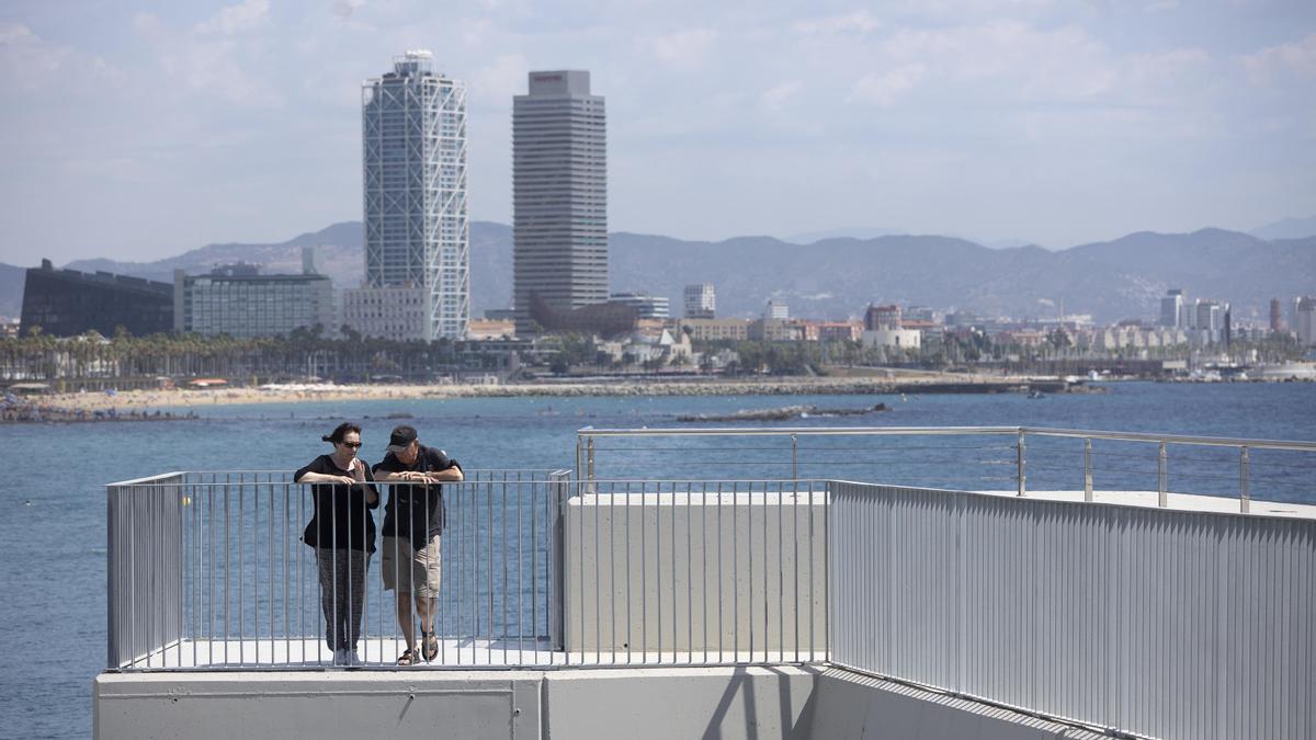 Barcelona estrena mirador y escaleras en la playa de Sant Sebastià