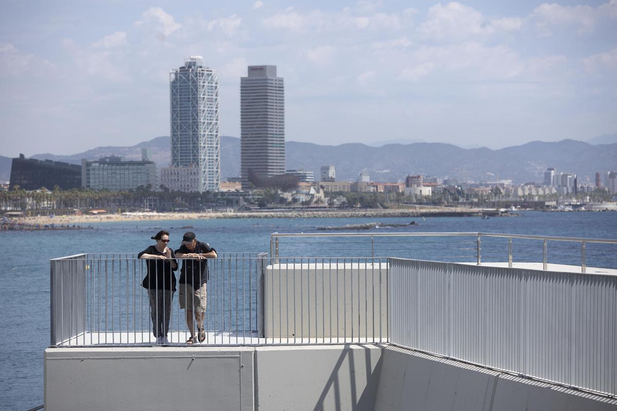 Barcelona estrena mirador y escaleras en la playa de Sant Sebastià