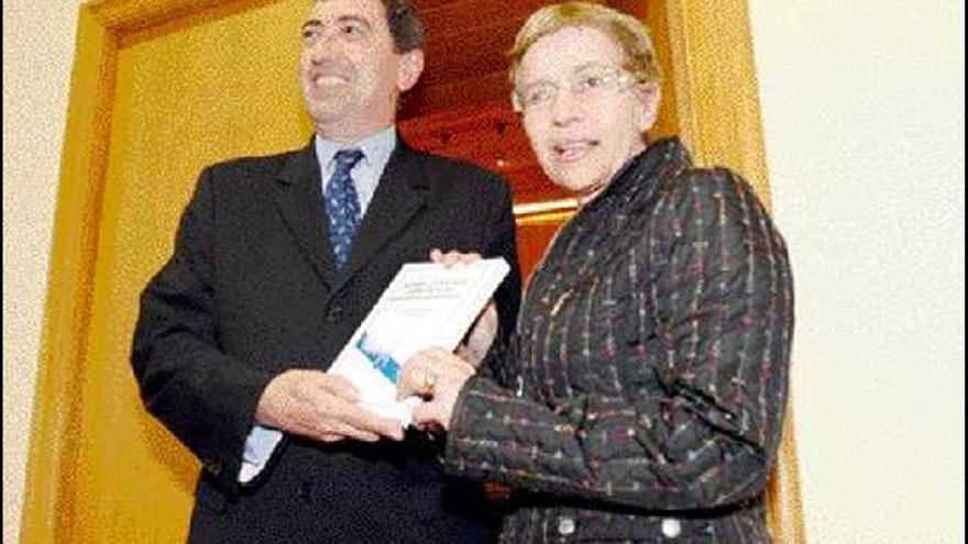 Beningno López entregó un ejemplar del informe a la presidenta del Palramento, Dolores Villarino. / jorge leal
