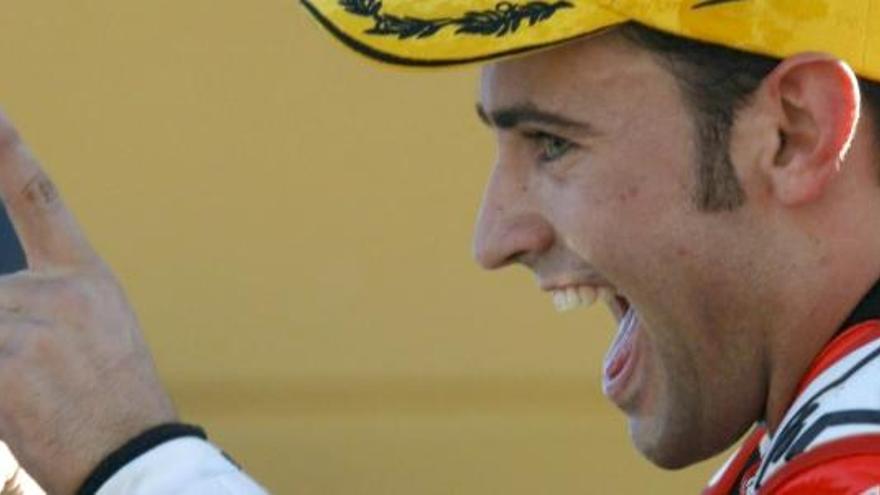 El español Héctor Barberá (Aprilia), que se adjudicó la victoria en el Gran Premio de la Comunidad Valenciana de 250 c.c., que se disputó hoy en el circuito de Cheste, muestra su alegría.