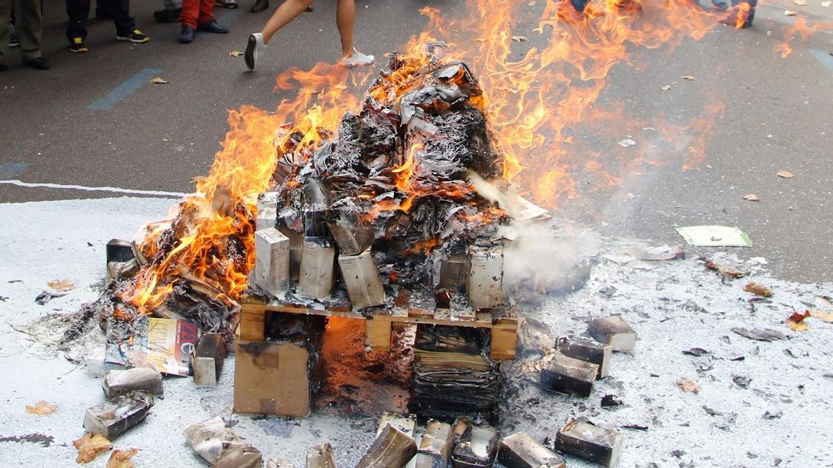 Ganaderos zamoranos queman cartones de leche en una protesta contra los bajos precios