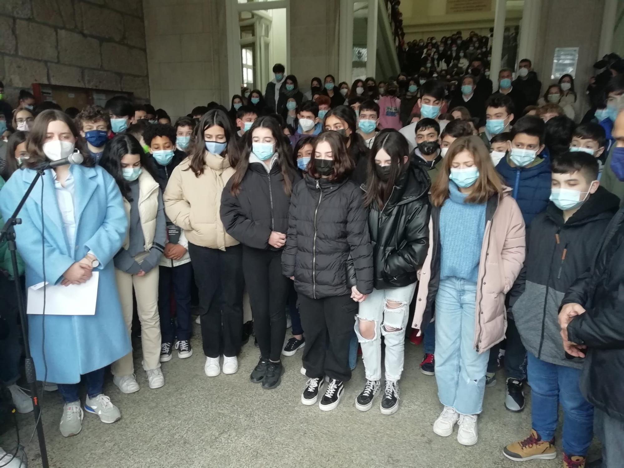 Minuto de silencio en el instituto Valle Inclán