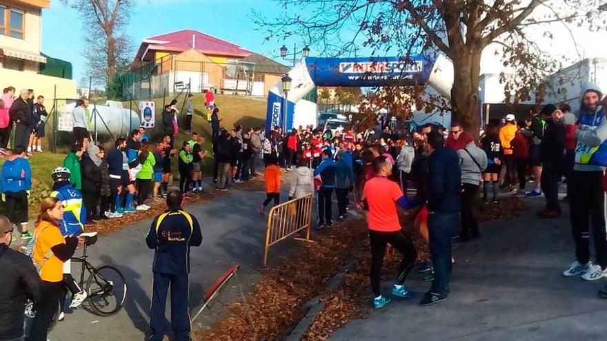 Asistentes al cross popular, en el momento de darse la salida a una de las categorías inferiores.