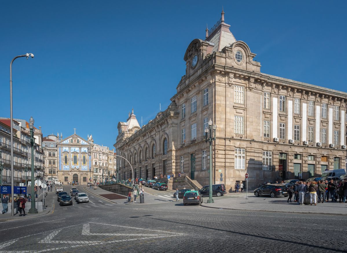 La estación es un magnífico edificio neoclásico de influencia francesa en el corazón del centro histórico de Oporto.