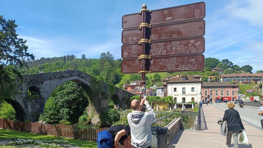 Limpieza de señales vandalizadas en Cangas de Onís