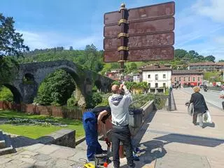 Limpieza de señales vandalizadas en Cangas de Onís