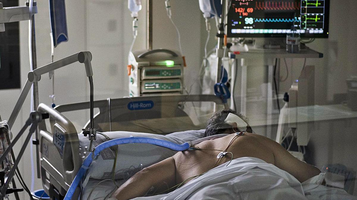 Un paciente en la UCI del Hospital General de València.  | GERMÁN CABALLERO
