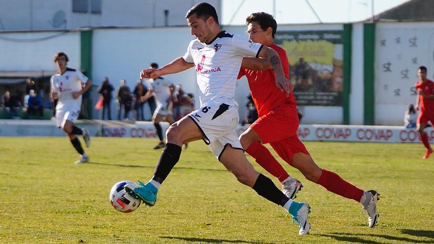 Lance de un partido disputado esta temporada por el CD Pozoblanco en el Municipal.