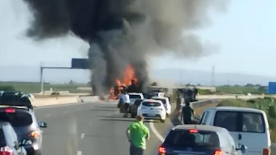 El incendio de un vehículo provoca el corte total de la A-7 a la altura de Alginet