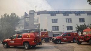 Dos vehículos de la UME trabajan en una de las zonas afectadas por el incendio de Montitxelvo.