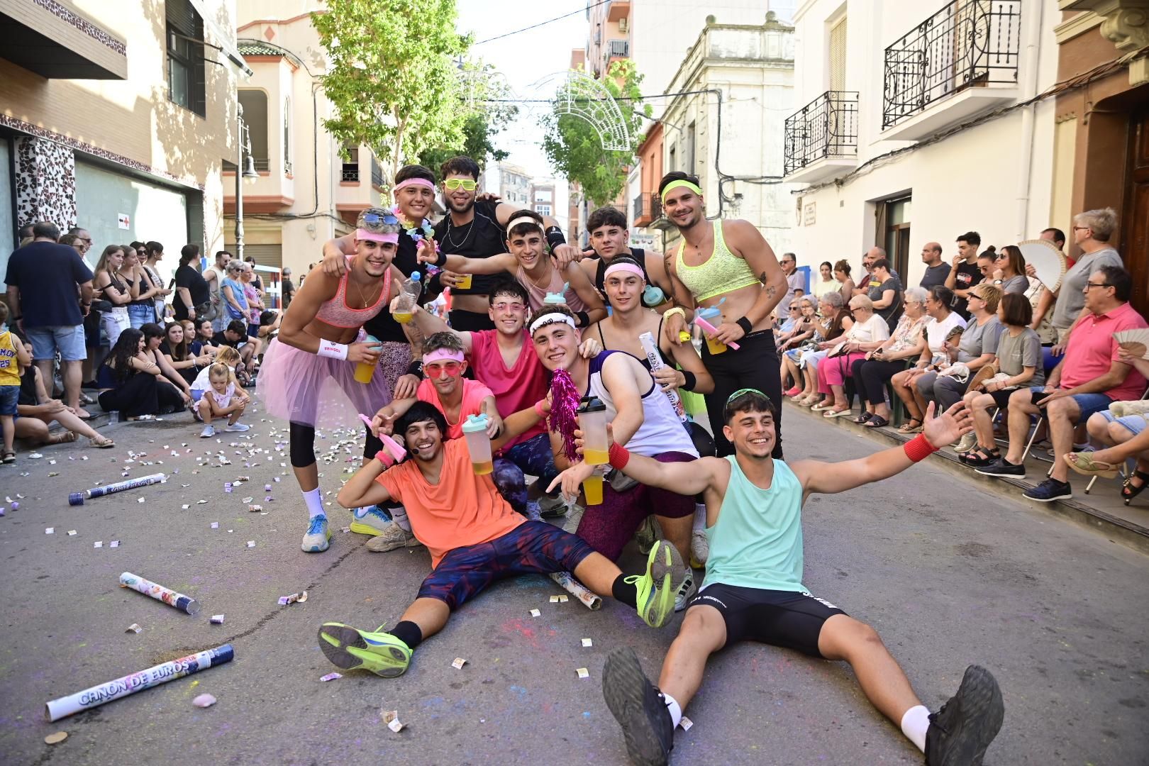 Multitudinario y divertido desfile por la entrada del toro