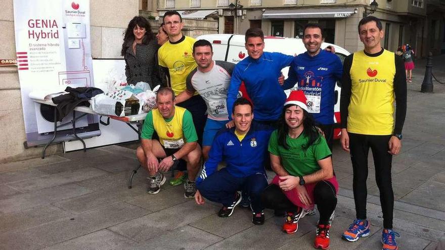 Los responsables de la recogida solidaria de alimentos durante la pasada edición de la carrera navideña.