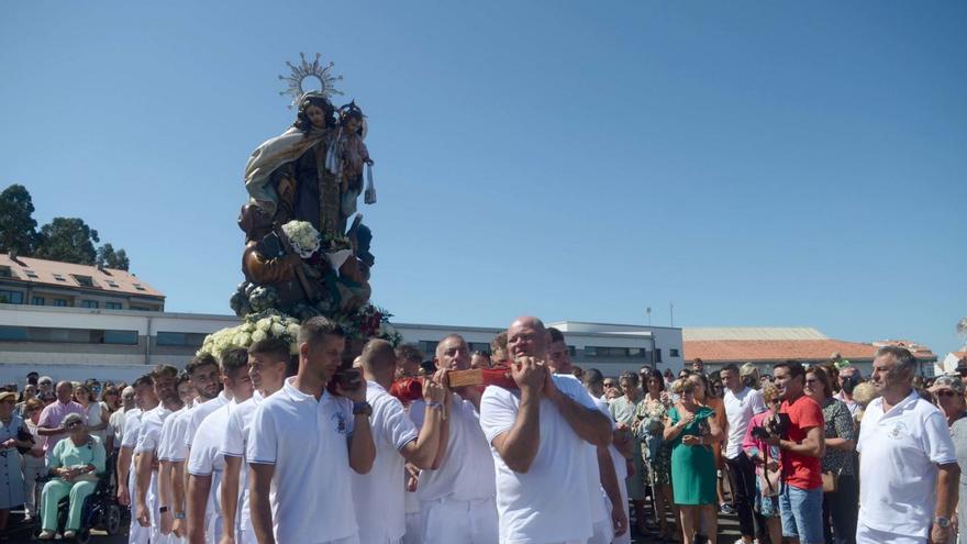 Traslado de la imagen del Carmen desde la lonja al barco para la procesión marítima. |   // NOÉ PARGA