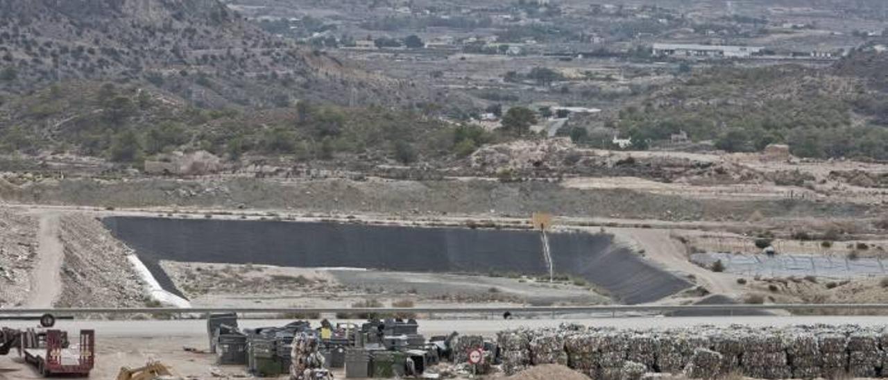 La llegada masiva de basura de fuera obliga a compactarla más para no agotar el vertedero