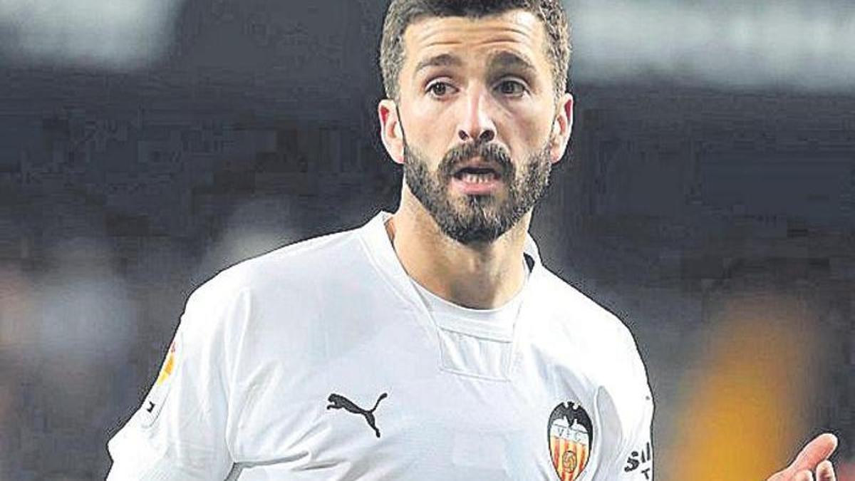 Gayà durante el partido contra el Almería en Mestalla