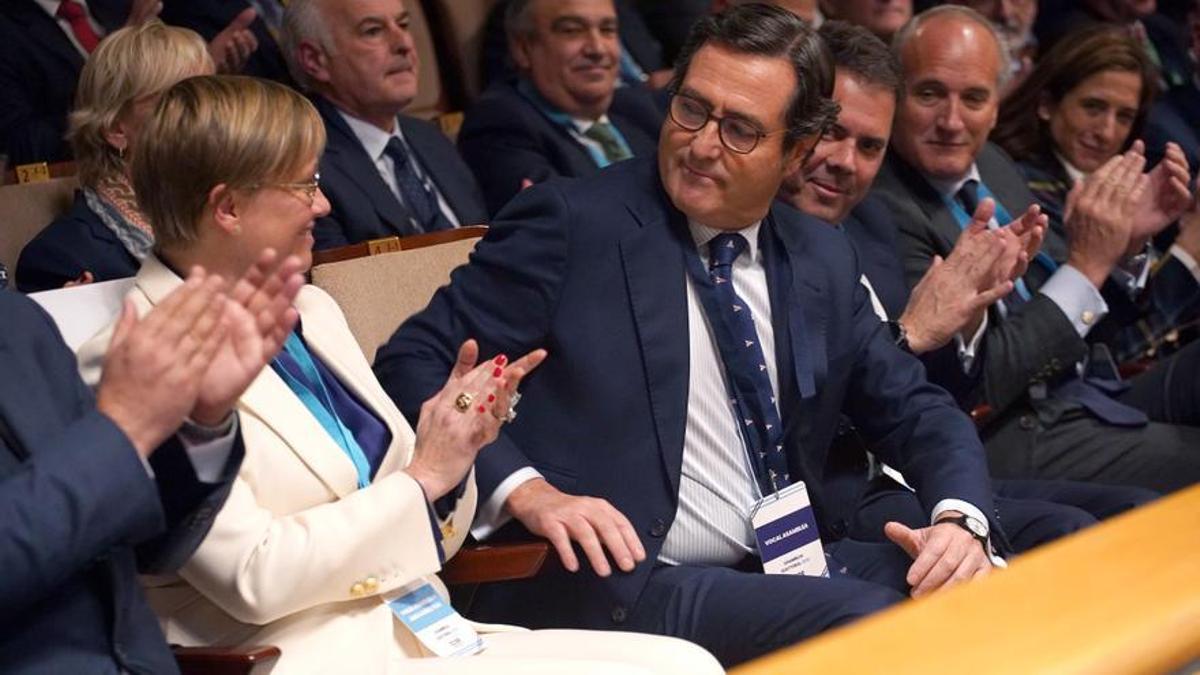 Ambiente en las votaciones para la presidencia de la CEOE, en la imagen el ganador de las elecciones Antonio Garamendi junto a la otra candidata Virginia Guinda.