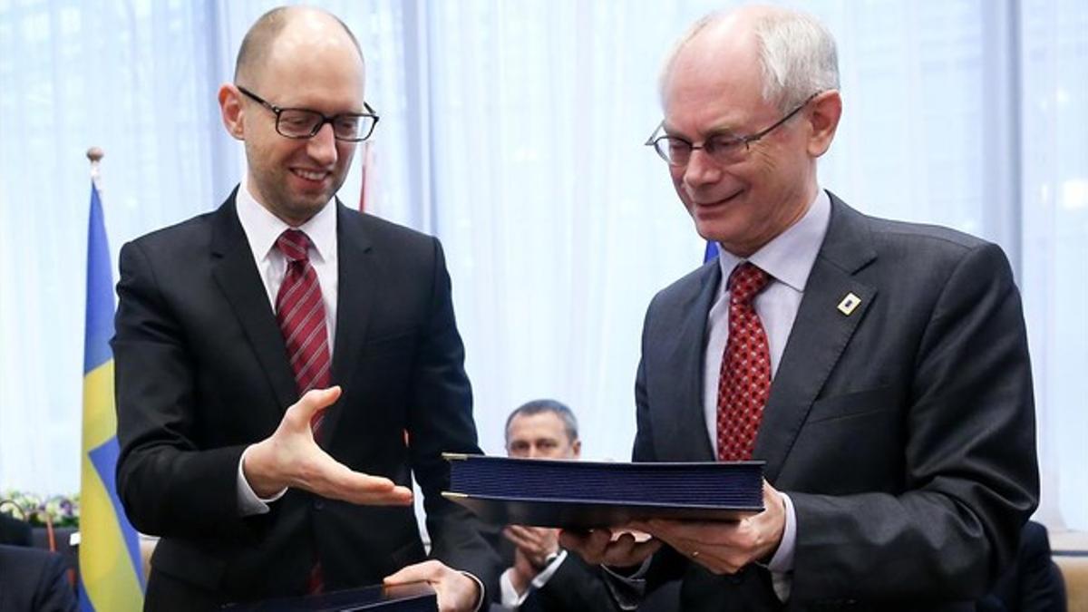 Yatseniuk (izquierda) y Van Rompuy, tras firmar el acuerdo, este viernes en Bruselas.