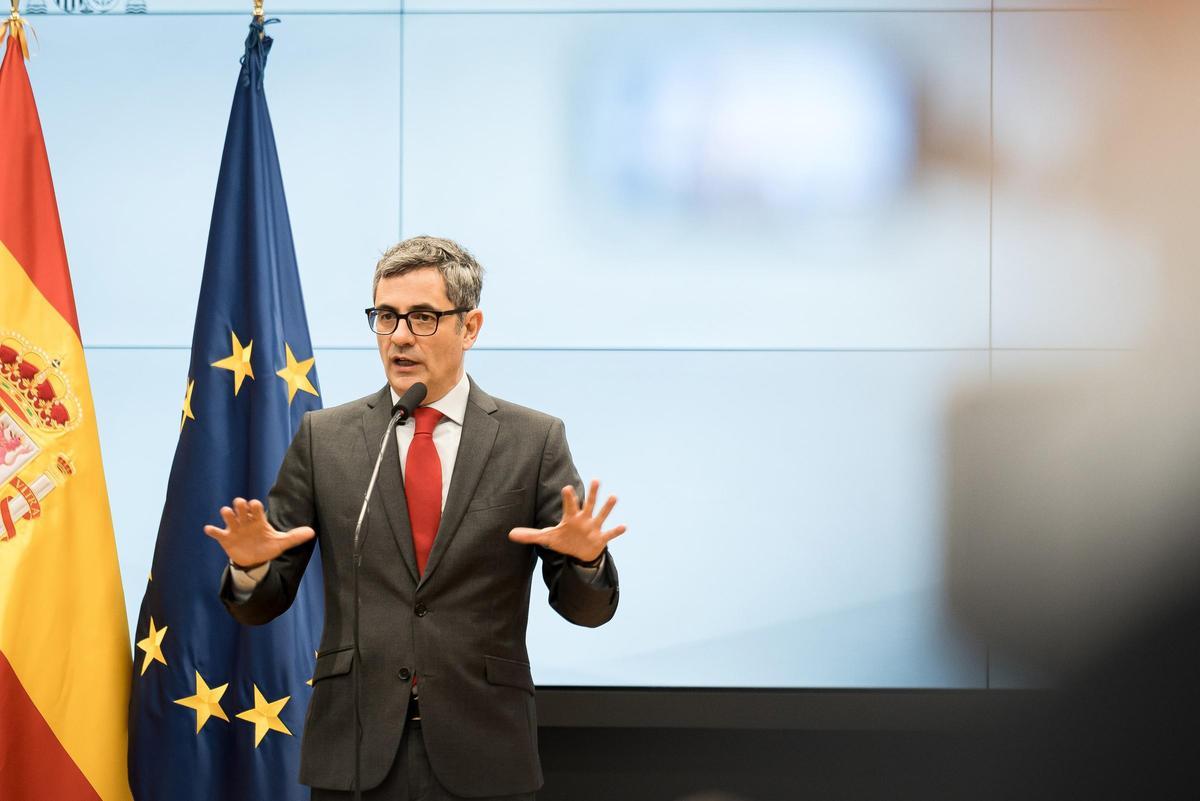 El ministro de Presidencia, Justicia y Relaciones con las Cortes, Félix Bolaños, atiende a los medios de comunicación tras reunirse con la fiscal general del Estado, Teresa Peramato.