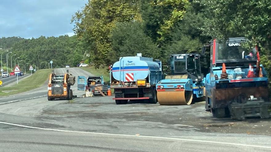 Las obras llegaron ayer a los cuatro carriles de circulación que atraviesan el istmo de A Lanzada, donde se procedió a “parchear” el deteriorado firme. Obras que se suman a las efectuadas en los últimos días en el puente de A Toxa y el interior de la propia isla; sin olvidar las ejecutadas en Terra de Porto y las de Alexandre Bóveda.