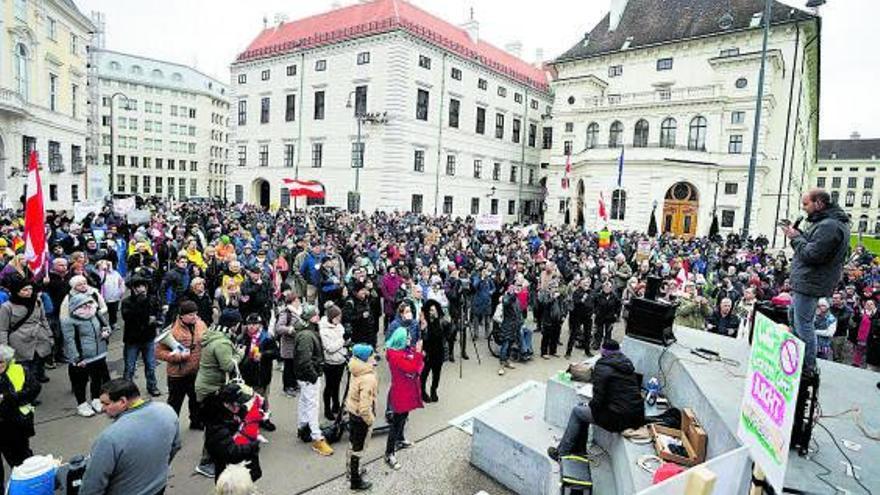 Protesta en Viena, el domingo, tras el anuncio del confinamiento. | // E.P.