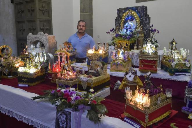 Tronos religiosos en miniatura y de materiales reciclados