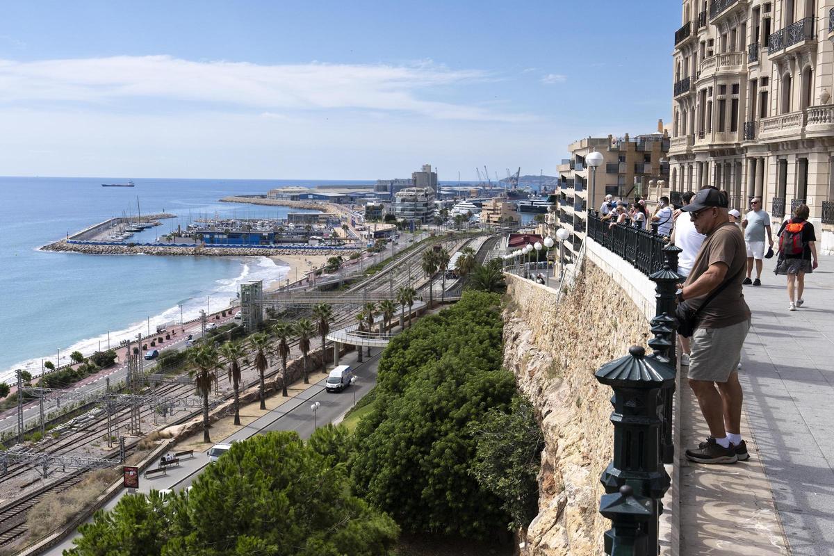 Vista del puerto y de las vías de Tarragona, a mediados de septiembre